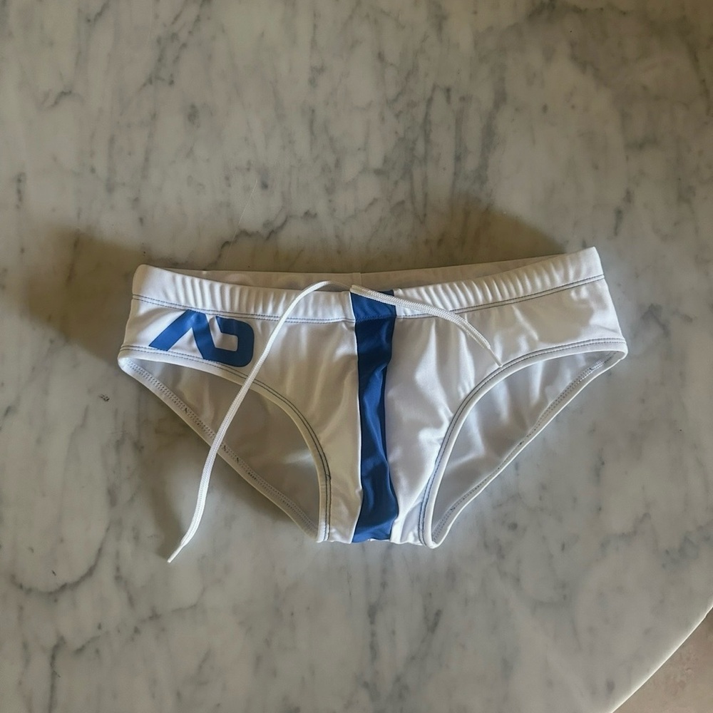 ADDICTED Swim Briefs Men’s Size M (30–32) White Blue Stripe Drawstring